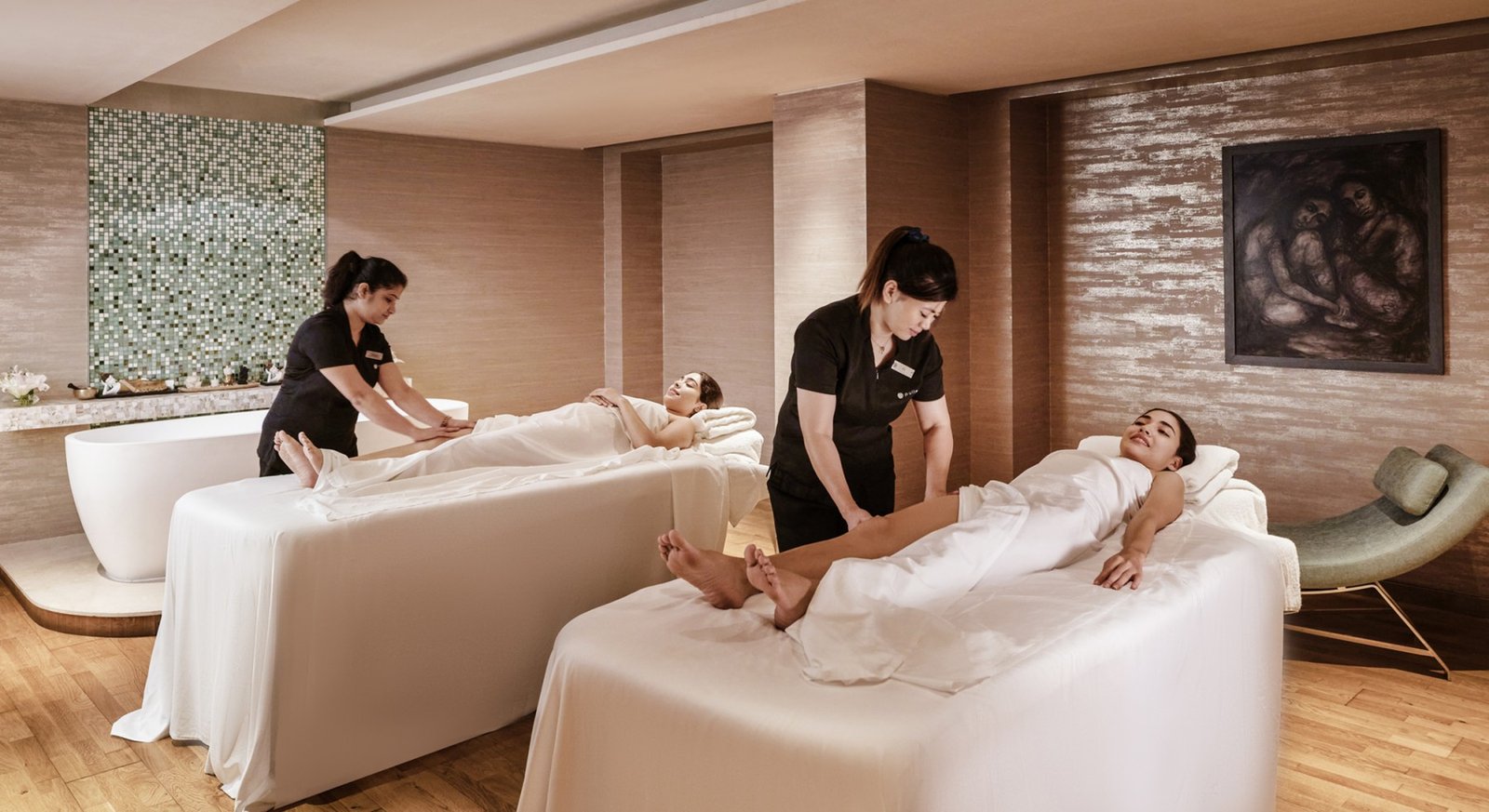 Terapis spa memberikan perawatan relaksasi di ruang perawatan kebugaran.