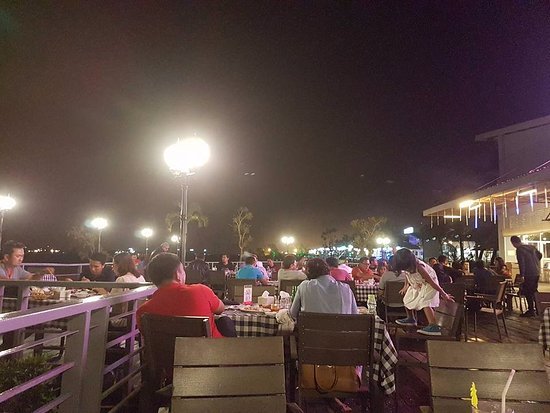 Santap malam di area terbuka Harbour Bay, Batam.