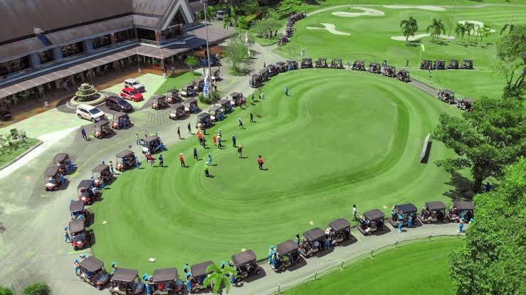 Southlinks golf course in Batam, with golf carts beside the clubhouse.