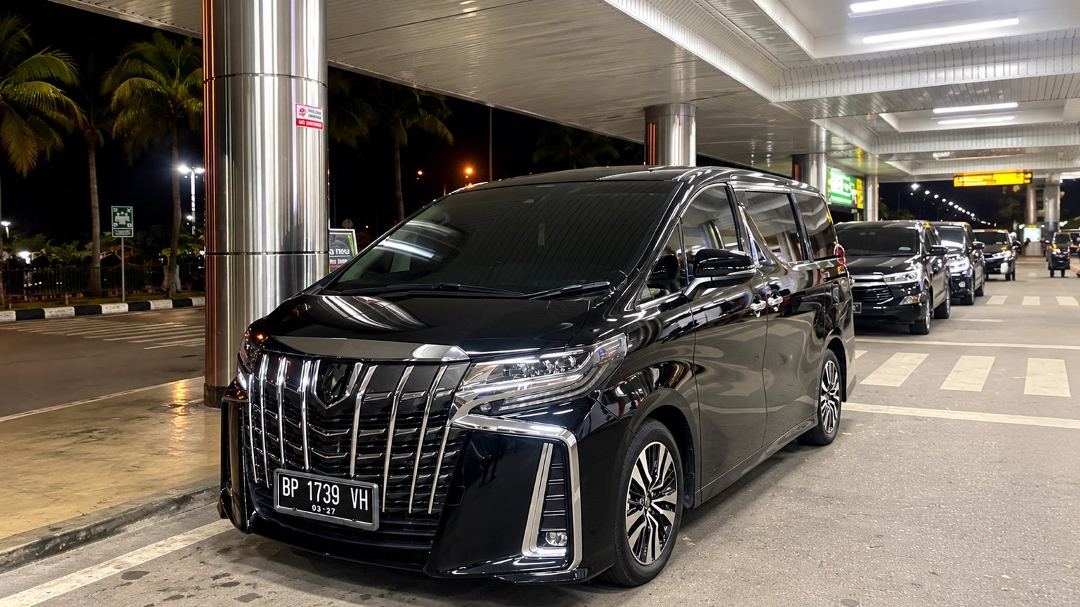 Toyota Alphard Gen 3 pada malam hari, pelat BP 1739 VH