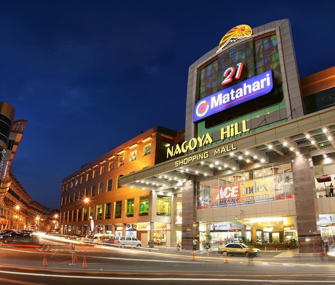 Bagian luar Nagoya Hill Shopping Mall di Batam pada malam hari.