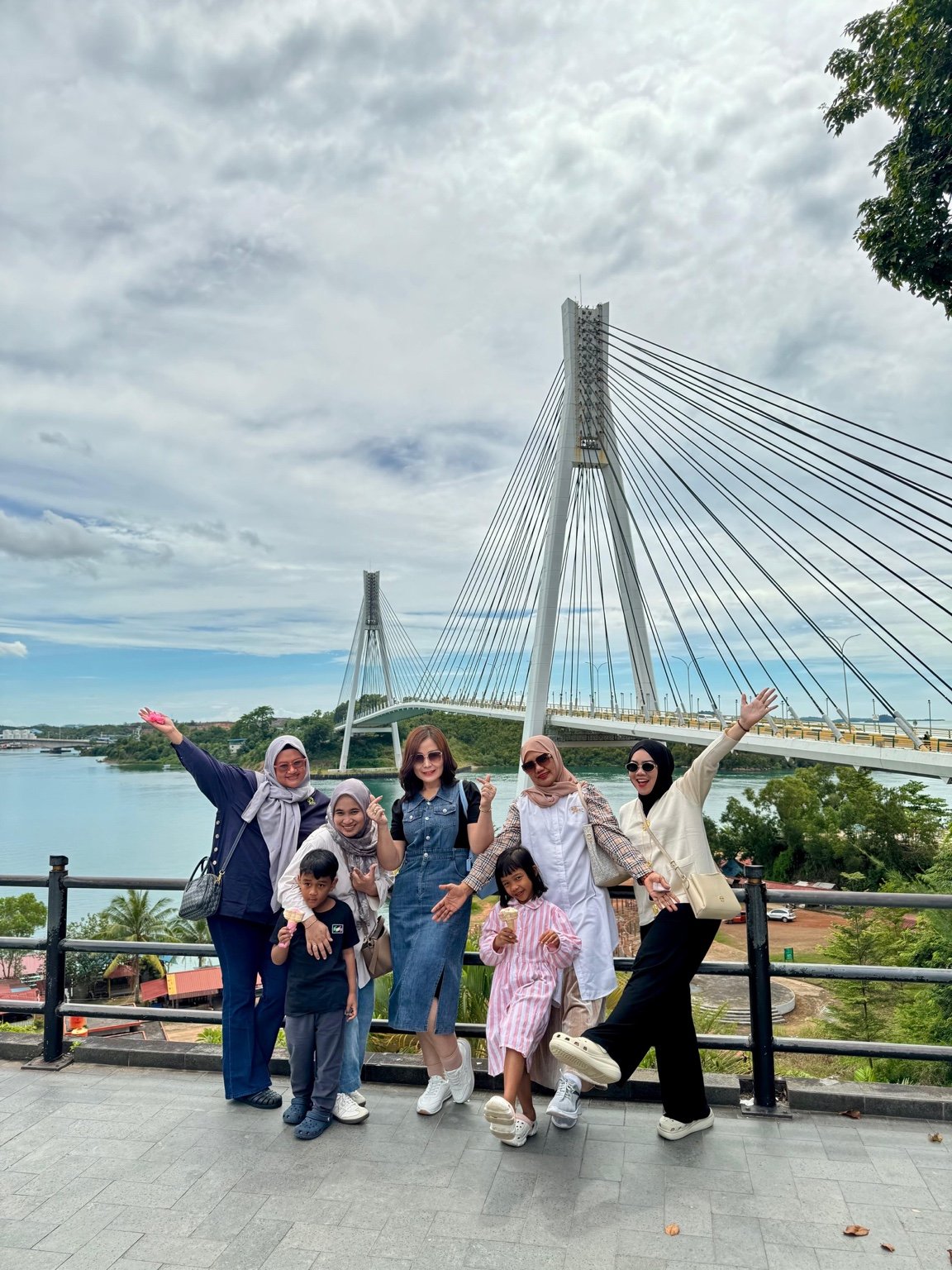 Lima orang dewasa dan dua anak di Jembatan Barelang